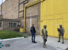 Служба безопасности Украины заблокировала работу подсанкционного завода в Днепре, собиравшегося возобновить поставки для российского военно-промышленного комплекса.