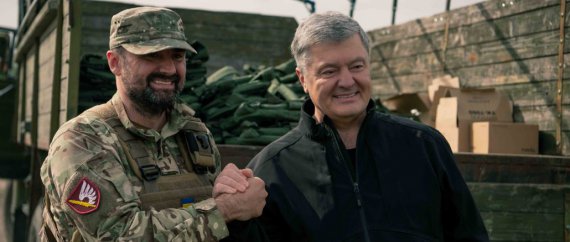 Петро Порошенко привіз на позиції 23-го окремого стрілецького батальйону ЗСУ 50 бронежилетів, засоби зв’язку та інше військове спорядження.