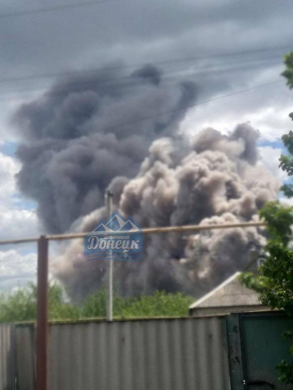 В Соледаре Донецкой области горит завод стройматериалов