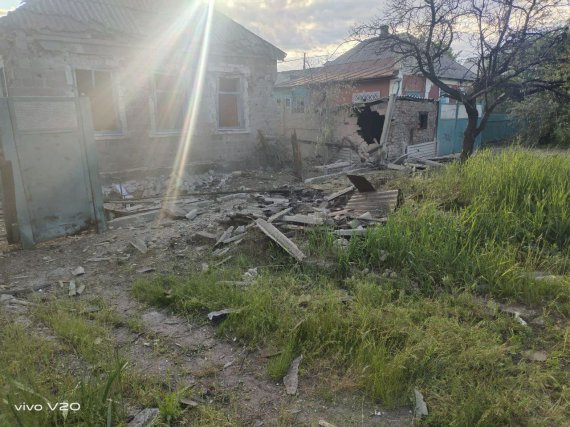 Оккупанты обстрелами повреждают дома, школы и объекты инфраструктуры в Донецкой области