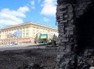 Вибухом, який зруйнував частину будівлі Харківської ОДА, повибивало вікна в будівлях навколо, тому нині вони всі закриті фанерними щитами
