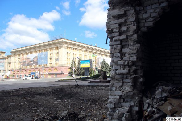 Взрывом, который разрушил часть здания Харьковской ОГА, выбило окна в зданиях вокруг, поэтому сейчас все они закрыты фанерными щитами