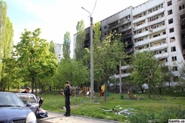 Полицейские патрулируют разрушенные кварталы Северной Салтовки, проверяют документы и личные вещи