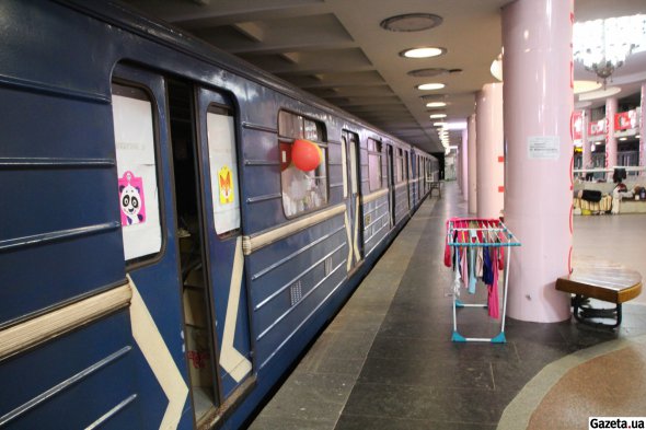 Станции харьковского метрополитена временно превратили в бомбоубежища, вагоны - в импровизированные общежития