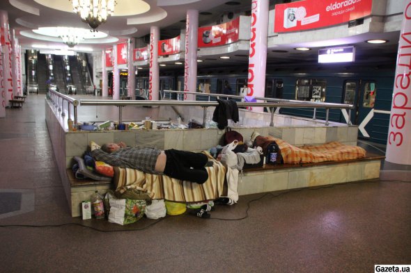 Станции харьковского метрополитена временно превратили в бомбоубежища, где уже третий месяц постоянно живут люди