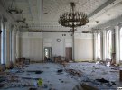 Взрывная волна повредила зал заседаний Харьковского областного совета, при этом странным образом почти целым остался потолок с лепниной и не пострадала центральная люстра
