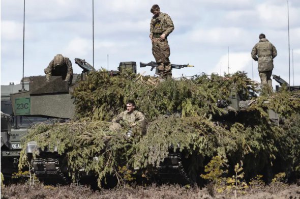 Британский танк 4 мая на учениях в Финляндии, в которых также участвуют силы США, Латвии и Эстонии 