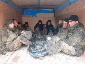 Російські загарбники, здаються у полон українським військовим. Після допиту окупантів відправляють у табори для полонених, щоб вижити.