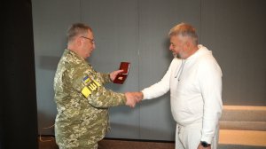 Президент ФК «Рух» Григорій Козловський отримав «Знак пошани» за допомогу ЗСУ. ФОТО: Телеканал НТА