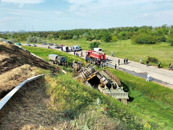 В окупованому Криму під час руху перекинувся причіп із російською військовою технікою.