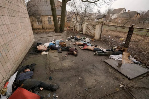 На фото, сделанном 3 апреля, видно место происшествия на улице Яблонской, 144, где российские войска казнили группу мужчин