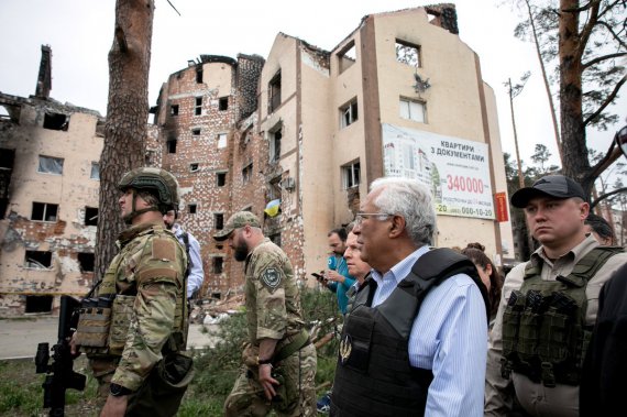 Премьер-министр Португалии Антониу Кошта посетил разрушенный россиянами город Ирпень.