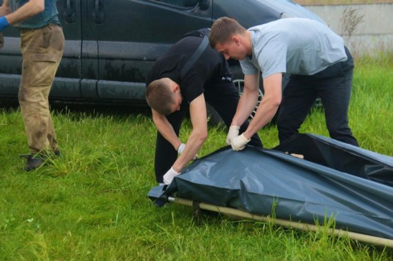 Наприкінці лютого під час обстрілів на власному подвір'ї загинула літня жінка, а на початку березня окупанти вбили і її 27-річного онука