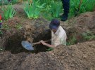 Наприкінці лютого під час обстрілів на власному подвір'ї загинула літня жінка, а на початку березня окупанти вбили і її 27-річного онука