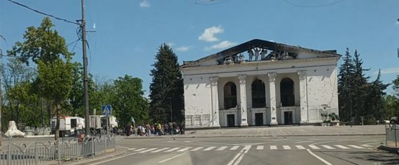 У Маріуполі росіяни влаштували екскурсію всередині драмтеатру. Фото: t.me/andriyshTime