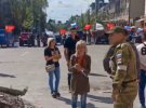 Окупанти влаштували "автопробіг волонтерів" з червоними прапорами по Маріуполі. Фото: t.me/andriyshTime