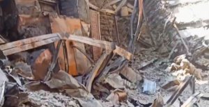 Росіяни вивезли тіла людей, які загинули у драмтеатрі і влаштували там екскурсію. Фото: Скріншот
