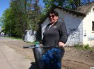Валентина Недашкивская приезжает в Ворзель из соседнего села, чтобы получить гуманитарную помощь