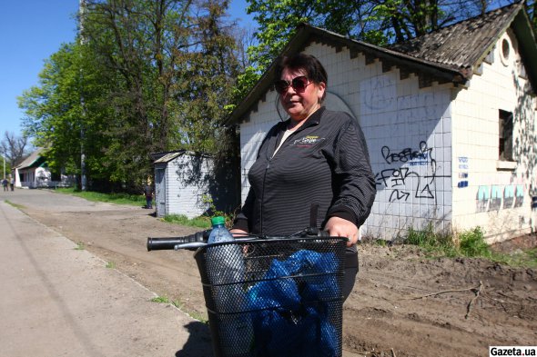 Валентина Недашківська приїжджає у Ворзель із сусіднього села, щоб отримати гуманітарну допомогу