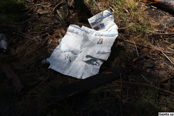 Кое-где в лесу села Микуличи лежат развороты пропагандистской российской газеты "Красная звезда"