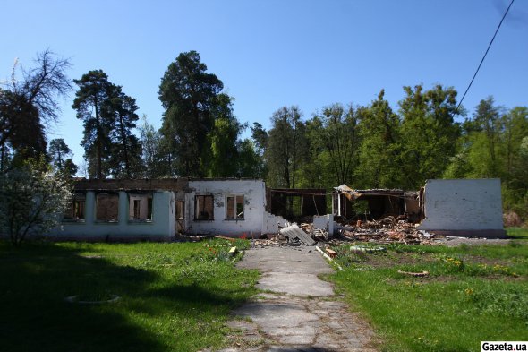 Російські військові обстріляли дитячий садочок у Ворзелі. Будівля повністю згоріла