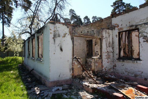 Окна, двери и крыша детсада сгорели, однако кирпичные стены кое-где выстояли. Здание не подлежит восстановлению