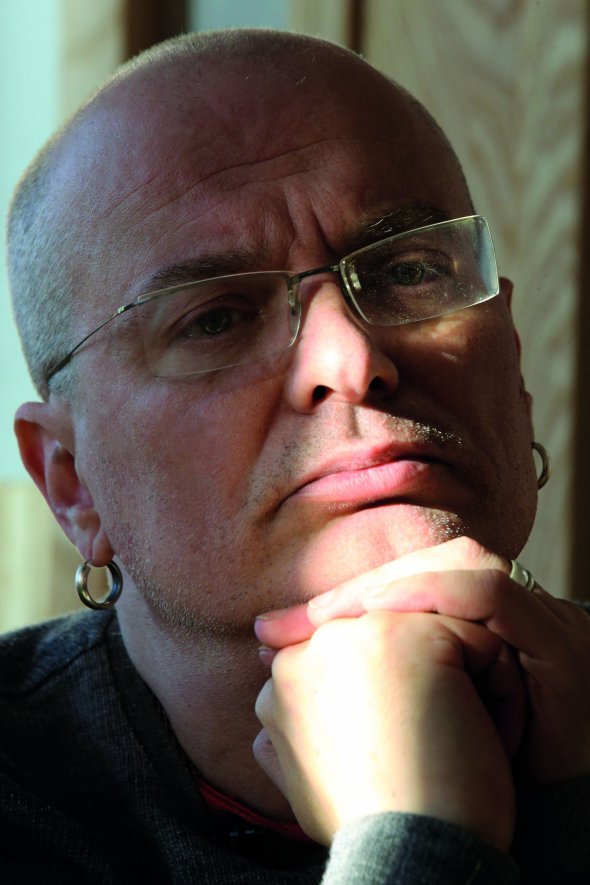 Олексій КОВЖУН, 56 років, політичний консультант. Народився 29 червня 1965-го в Києві. Батьки – інженери. Навчався в Національному університеті імені Тараса Шевченка, на хімічному факультеті. Відрахували, бо збирав підписи проти війни в Афганістані. 1986 року знявся в музичній короткометражці ”Кінець канікул”. Це була дипломна робота режисера Сергія Лисенка. Ректор назвав музикантів у стрічці фашистами. 1989-го організував спільний концерт американського гурту Sonic Youth і нашого ”Воплі Відоплясова”. Стажувався в Лондоні на рекординговому лейблі Awesome Records. 1991-го провів рок-фестиваль у жіночій колонії. Створював авторську програму ”Пост” на телеканалі ТЕТ. Дев’ять років консультував Юлію Тимошенко. Придумав її плакат із дещицею землі в долонях. 2014-го був радником голови Донецької обласної держадміністрації. Брав участь у створенні партій ”Національний корпус” і ”Рух нових сил”. З театральною менеджеркою Ярославою Кравченко веде щовечірній міст між лівим і правим берегами ”Говорить Київ” на ютюб-каналі ”Народ Військо”. Неодружений