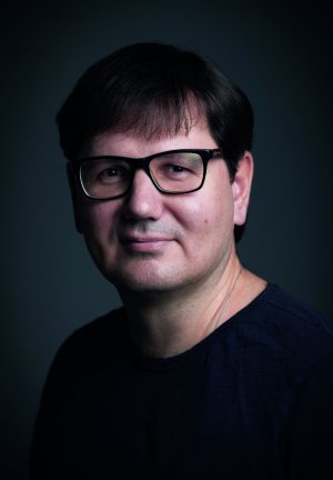 Сергій МИХАЛЬЧУК, 49 років, кінооператор. Народився 13 липня 1972 року в Луцьку. Батько був викладач філософії, мати – фармацевтка. Закінчив Київський театральний інститут імені Івана Карпенка-Карого за спеціальністю ”Кінооператор”. Знімає художні й документальні фільми. У доробку стрічки ”Поводир, або Квіти мають очі”, ”Дике поле”, ”Екс”, ”Довбуш”. Прем’єра останньої мала відбутися 12 травня, але завадила війна. 2002 року отримав нагороду ”Найкращий оператор” за фільм ”Коханець” на міжнародному кінофестивалі в Сан-Себастьяні, 2015-го – ”Срібного ведмедя” на Берлінському кінофестивалі за стрічку ”Під електричними хмарами”, 2019 року – премію як найкращий оператор-постановник за картину ”Дике поле”. З 2014-го фотографує події російсько-української війни. На початку квітня цього року добровольцем пішов у Збройні сили України. Захоплюється подорожами. Побував у понад 80 країнах. Одружений. Має трьох дітей. Живе в Києві