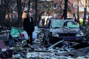 Чоловік іде столичною вулицею Мостицькою. Вранці 18 березня 2022 року російські війська атакували її ракетами. Постраждали шість багатоповерхових будинків. Це фото Сергій Михальчук зробив за кілька годин після обстрілу