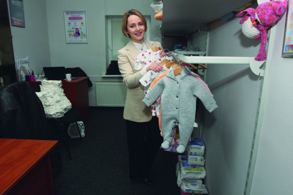 Олександра БАЛЯСНА, 37 років, підприємиця. Народилася 29 березня 1985-го в Києві. Батько – економіст, мати – вчителька іспанської мови. Закінчила Національний університет ”Києво-Могилянська академія” за спеціальністю ”Культурологія”. Працювала в корпоративному секторі. 2012-го створила бренд одягу для передчасно народжених дітей ”Раненько”. Через три роки стала однією із засновниць Асоціації батьків передчасно наро­джених дітей ”Ранні пташки”. Налагодила співпрацю з перинатальними центрами країни, дитячими лікарнями та міжнародними партнерами в Литві, Казахстані, Німеччині, Франції. Підприємиця року-2021 в рамках конкурсу ”Створено жінками”. Захоплюється гірськолижним спортом і фітнесом. Улюблений фільм – ”1+1” Олів’є Накаша та Еріка Толедано. Подобається італійська кухня. Виховує доньку – 9-річну Діану. Живе в Києві