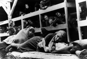 Жінки лежать на нарах у концентраційному таборі Освенцим-Біркенау, січень 1945 року. Перші в’язні спали на соломі, розкиданій на бетонній підлозі. У бараку на 40–50 людей розміщували до 200. Щоб заселити ще більше, почали робити триярусні нари. Аби зігрітися в холодну пору, лягали по троє-четверо на одне місце