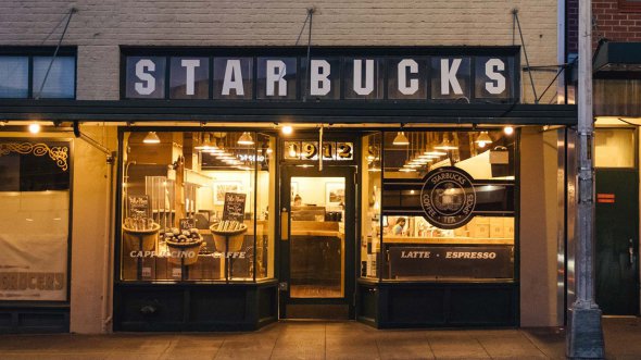 Компания Starbucks, представленная в РФ 130 кафе, объявила о выходе из России