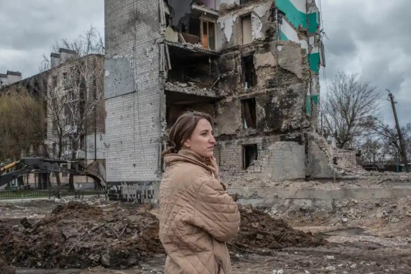 Жінка біля руїн будинку на Бородянці