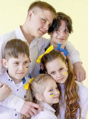 В’ячеслав Ялов жив у селі Верхньоторецьке Ясинуватського району на Донеччині. Після того, як його матір загинула від розриву снаряда, оформив опіку над молодшими братами й сестрами