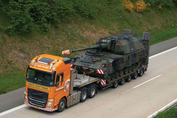 Вантажівка везе самохідну гармату ”Панцергаубіце” поблизу німецького Мандершайда. 12 одиниць такої зброї передадуть Україні Нідерланди й Німеччина.