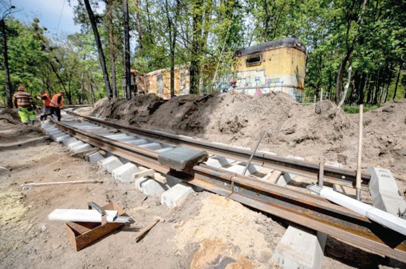 Фахівці Київпастрансу відновлюють пошкоджені під час ворожих обстрілів трамвайні колії в Пущі-Водиці біля Києва. Частина рейок знищена мінами. На кінцевій зупинці маршруту №12 снаряд російського ”Граду” влучив у трамвайну підстанцію.