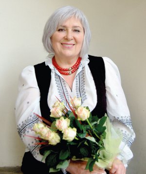 Вишиту зеленими й охристими нитками манишку створили у творчій майстерні ”Теліженко”. Вона кріпиться до стандартної військової сорочки Збройних сил України