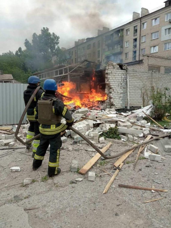 Враг пытался штурмовать нашу оборону вблизи Устиновки. В то же время артиллерией уничтожал это село и расположенный рядом город Лисичанск.