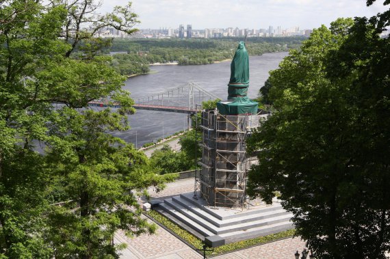 Пам'ятник Володимиру Вели́кому — найстаріший скульптурний пам'ятник Києва, споруджений у 1853 році. Один із символів міста. Розташований на нижній терасі Володимирської гірки.