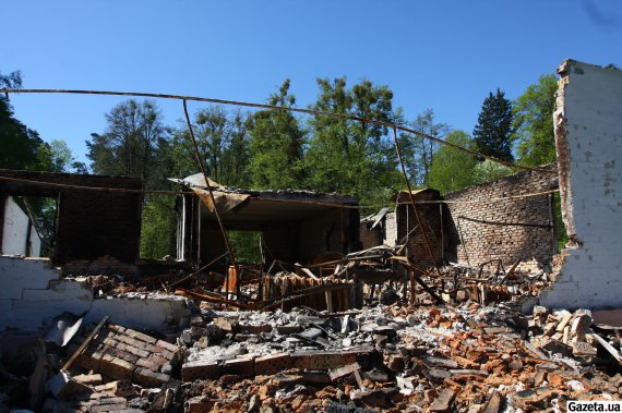 Русские разрушили детский сад в Ворзеле. В результате обстрелов здание полностью сгорело