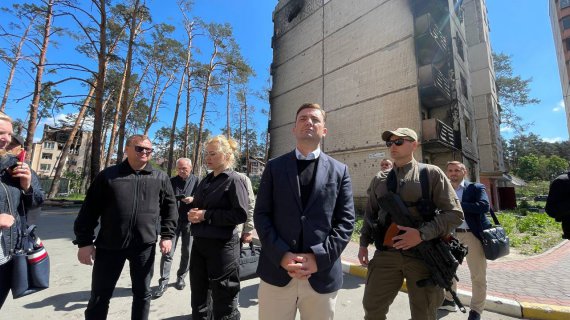 Міністр закордонних справ Північної Македонії Буяр Османі відвідав зруйнований росіянами Ірпінь на Київщині