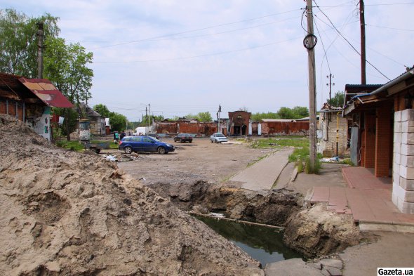 Глубокая яма на улице Алексея Братушко заполнена зловонной водой - здесь поврежден водопровод и канализация