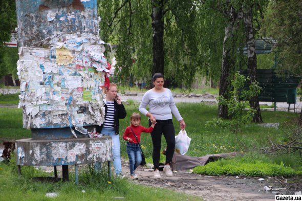 У Тростянці багато жінок иа дітей, які пережили російську окупацію і з жахом згадують ті події
