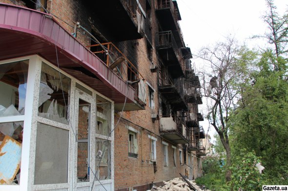 5-этажка на улице Благовещенской неоднократно страдала от обстрелов и пожаров