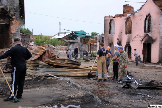 Чтобы разобрать руины на автовокзале Тростянца, сюда приехали волонтеры из Сум, опасные работы выполняли силами местных спасательных отрядов ГСЧС Украины в Сумской области