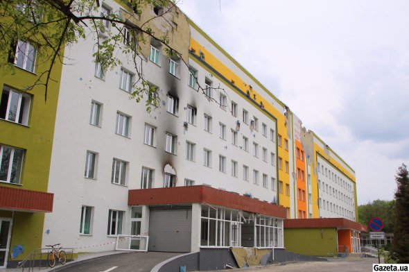 Тростянецкая городская больница испытала разрушения от обстрелов. Оккупанты расстреливали здания прямой наводкой из танков