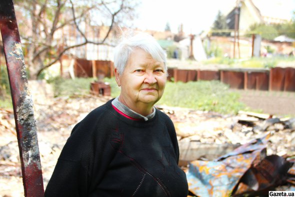 78-летняя Екатерина Степановна живет рядом с автовокзалом в Тростянце. От обстрела в усадьбе женщины выгорел сарай и пострадал жилой дом
