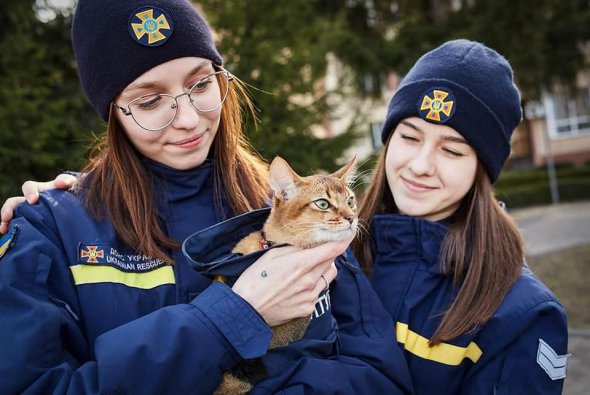 Працівники ДСНС із  котом Лео