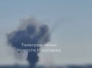 У Миколаєві пролунала серія вибухів. Стовп диму видно практично з усіх районів міста. Фото: t.me/novostiniko