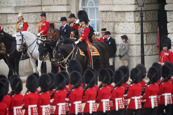 В сети появились кадры последней репетиции Trooping the Colour – церемонии, знаменующей официальный день рождения британского суверена